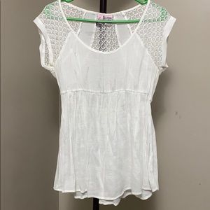 Women’s white flowy shirt